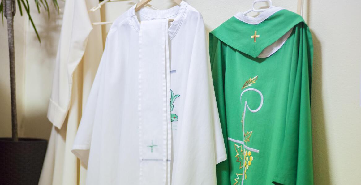 What features distinguish the roman chasuble from other liturgical garments?