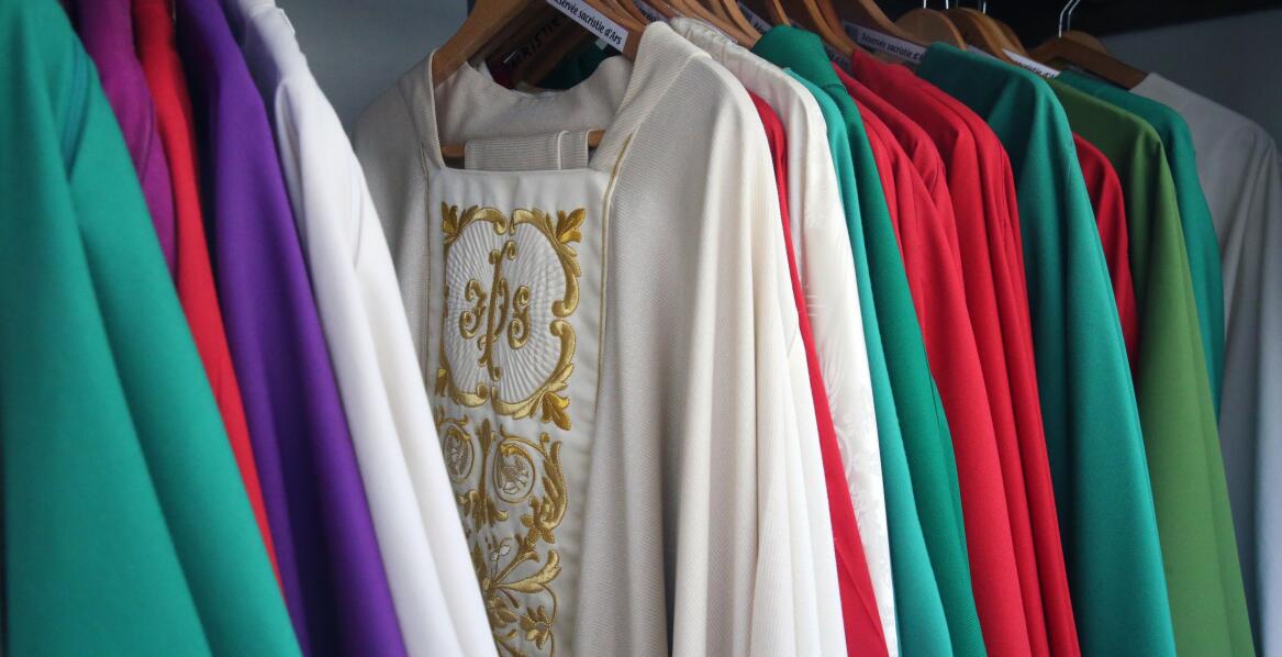 What features set gothic chasubles apart in terms of unique designs and motifs?