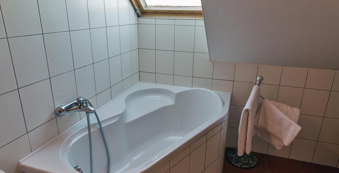 Badewanne mit Ablage: moderne Lösungen für kleine Badezimmer