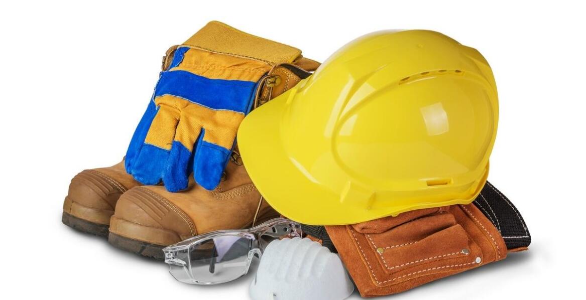 Komplet roboczych ubrań a ochrona przed zewnętrznymi czynnikami – co warto wiedzieć?