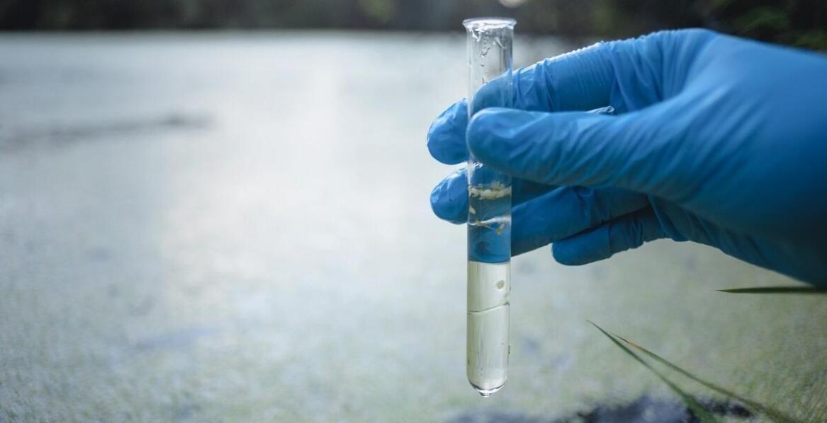 Jakie techniki są stosowane przy pobieraniu próbek do badań jakości wody?