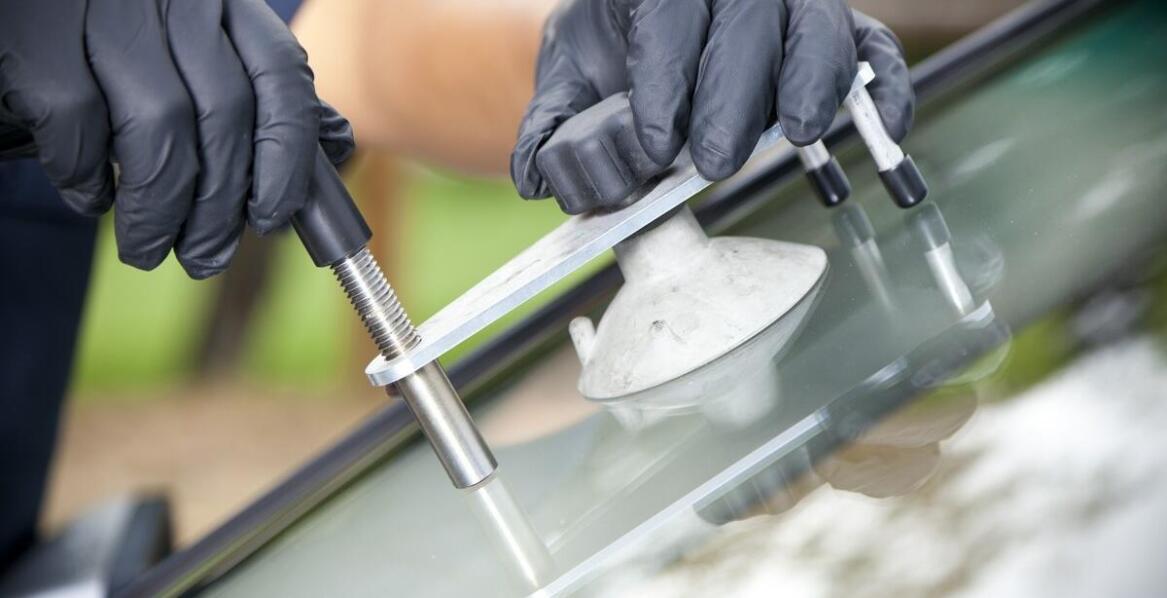 Czy montaż szyby w samochodzie wpływa na zużycie paliwa?