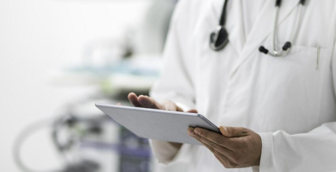 Jakie czynniki wpływają na wybór kontrolnych badań w medycynie pracy?