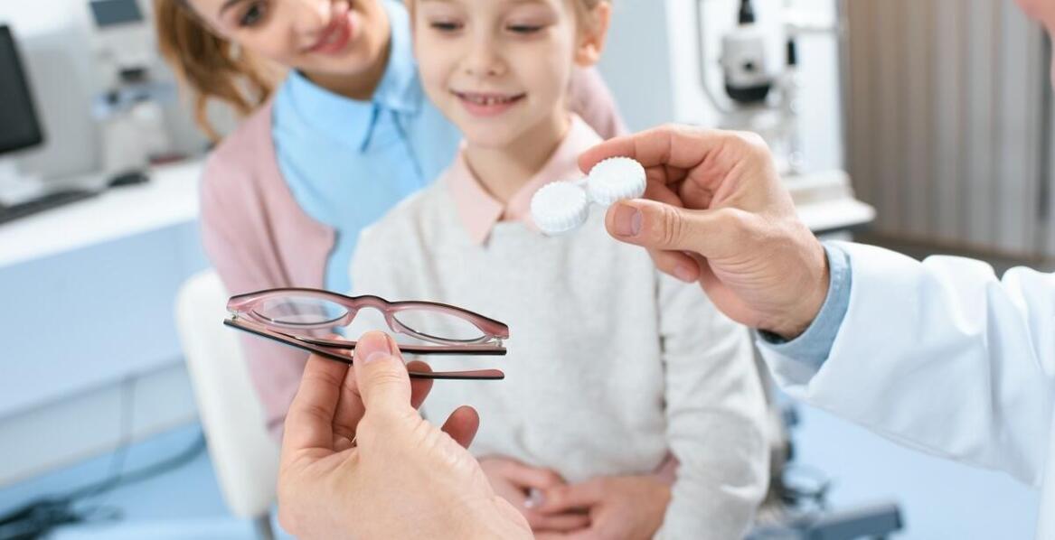 Jakie są najnowsze rozwiązania w aplikacji soczewek kontaktowych oferowane przez optometrystę w Halinowie?