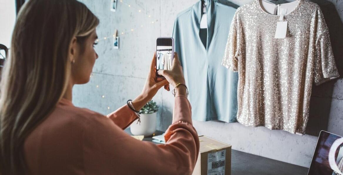 W jaki sposób dedykowane mobilne aplikacje wspierają rozwój firm w sektorze e-commerce?