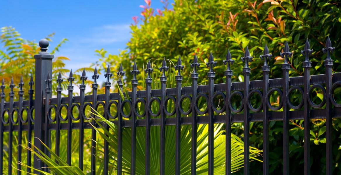 Wann lohnt es sich, auf dekorative Zäune aus Polen zu setzen?