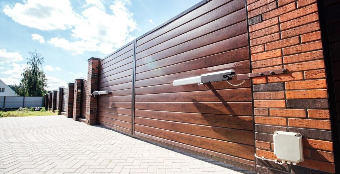 Moderne polnische Tore als Element zur Betonung des Stils einer Immobilie