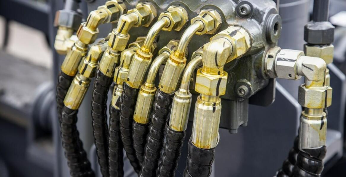 W jaki sposób zakuwanie hydraulicznych przewodów wpływa na ich trwałość?