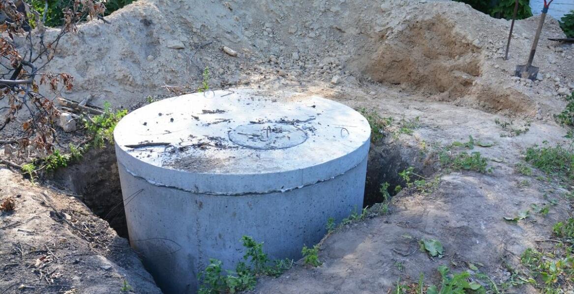 Jakie korzyści daje wybór betonowego szamba o większej pojemności?