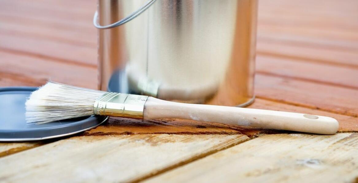 Najlepsze narzędzia do szybkiego usuwania farby z tarasów drewnianych