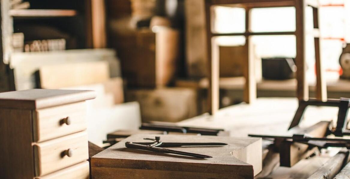 Lakiernictwo meblowe a ekologia - jakie rozwiązania są najbardziej przyjazne dla środowiska?
