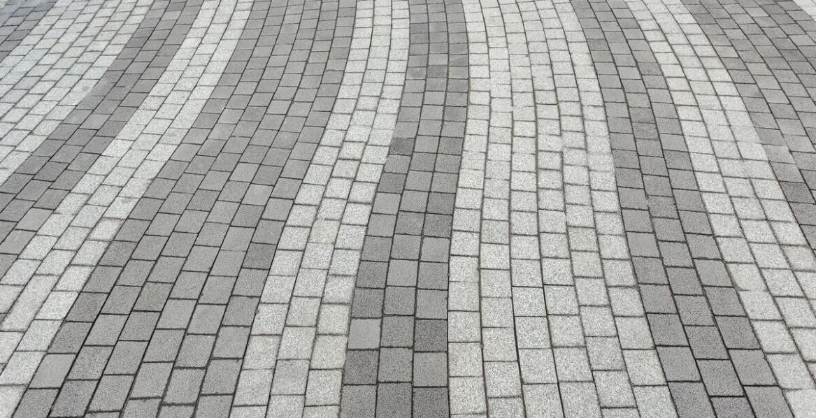 Zastosowanie antypoślizgowej brukowej kostki w komercyjnych przestrzeniach