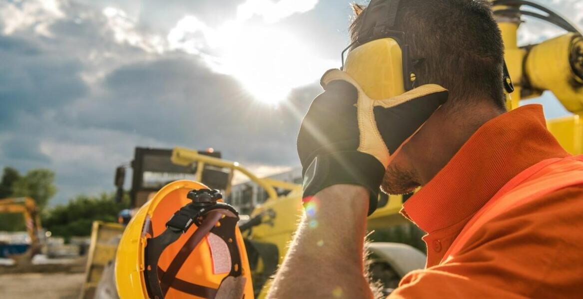 Jak ochronniki do słuchu zwiększają komfort pracy w hałaśliwych warunkach?