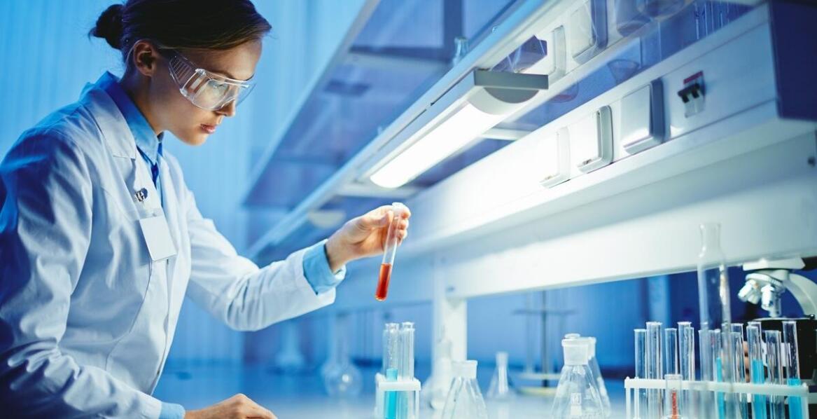 Odczynniki chemiczne: jakie są najnowsze trendy w ich stosowaniu w laboratoriach?