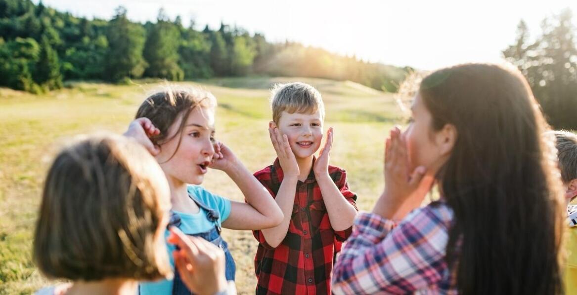 Jak językowe obozy w USA wspierają rozwój umiejętności komunikacyjnych?