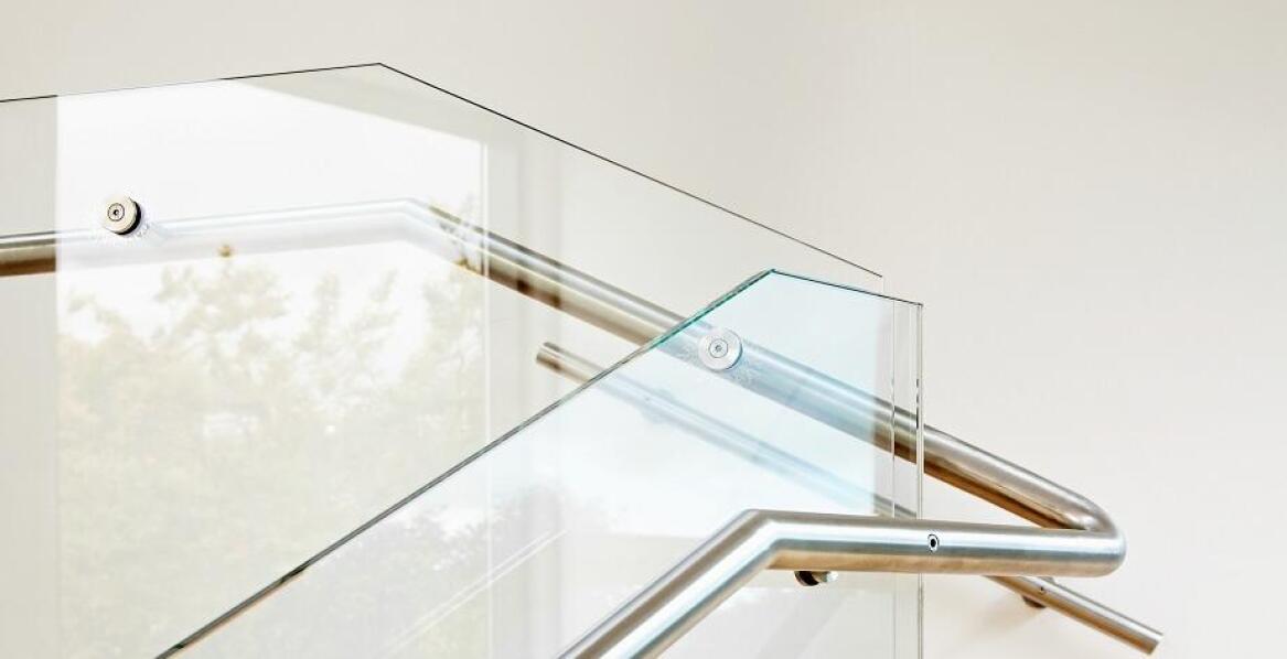 Nowoczesne szklane balustrady – estetyka i bezpieczeństwo w jednym