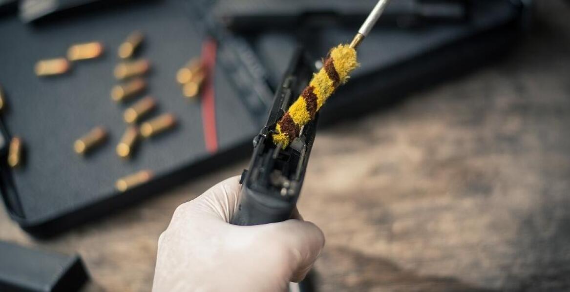 Jakie szczotki i przecieraki najlepiej sprawdzają się przy czyszczeniu palnej broni?