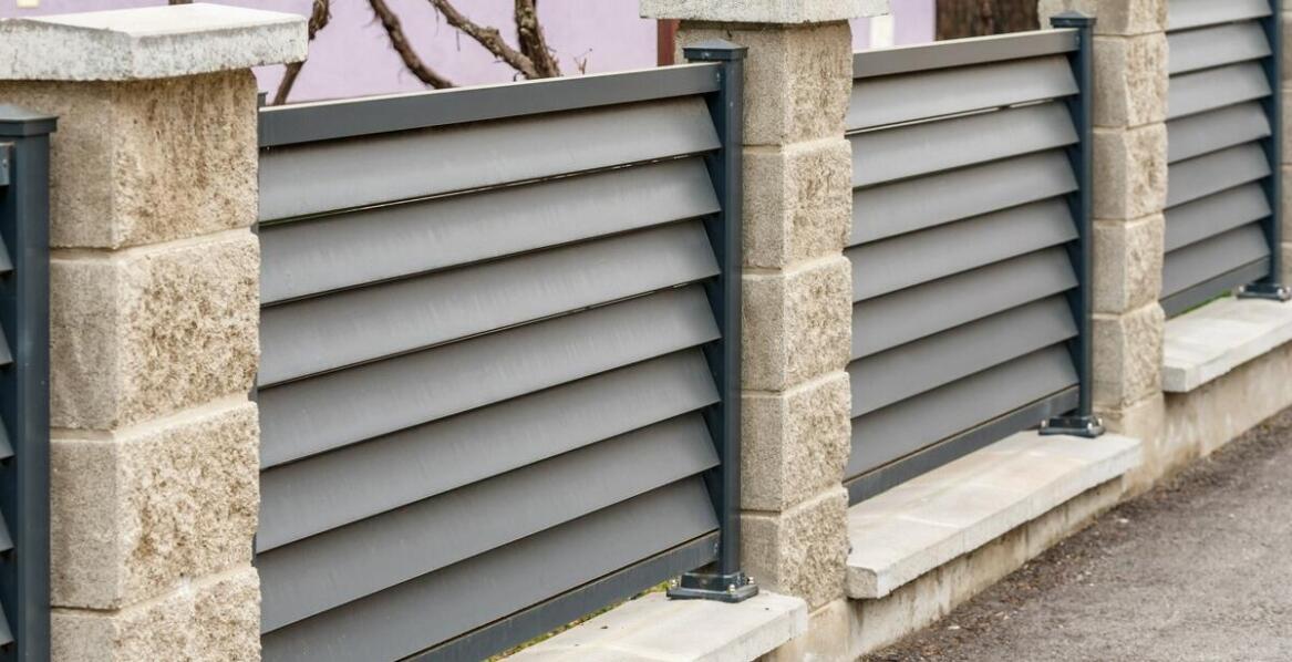 Jakie są możliwości personalizacji betonowych płyt w ogrodzeniach?