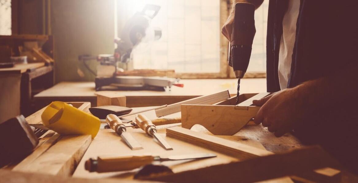 Jakie wyzwania stoją przed producentami maszyn do strukturyzacji drewna?