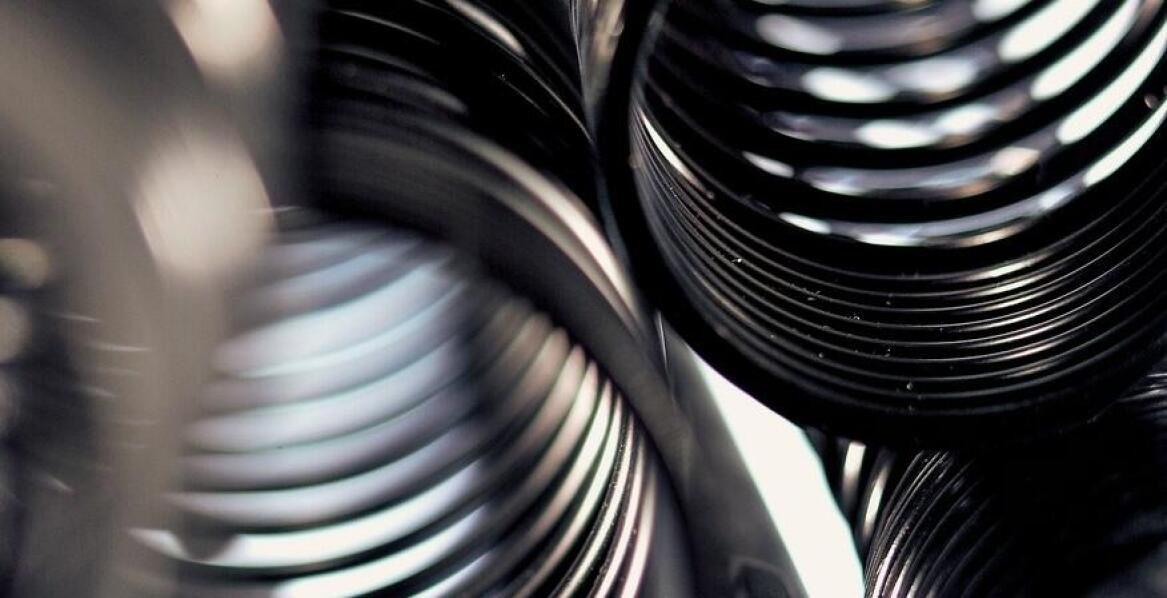 Jakie są kluczowe zalety stosowania osłonowych sprężyn w przemyśle chemicznym?