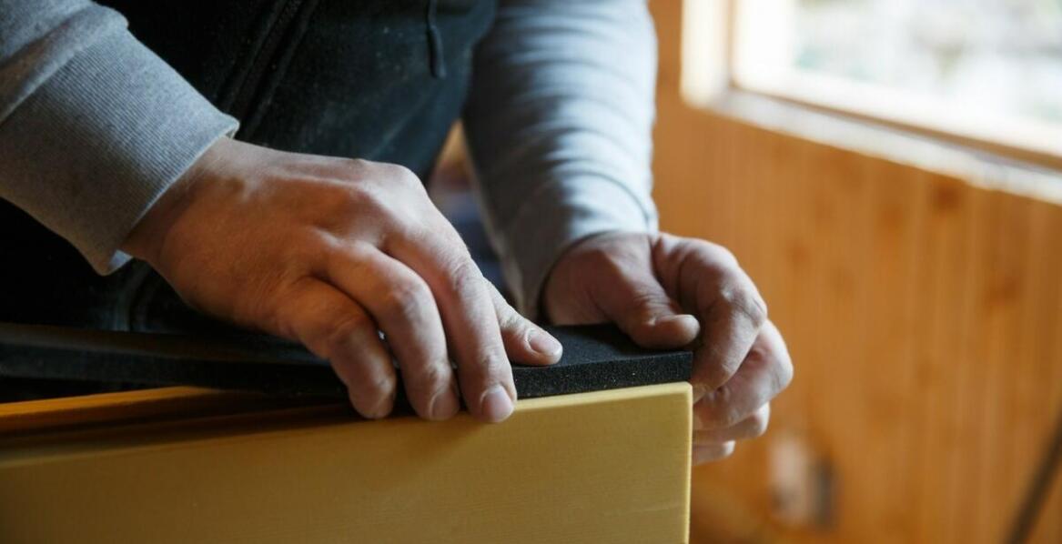 Jakie są najważniejsze kryteria wyboru samoprzylepnego papieru ściernego dla przemysłu?