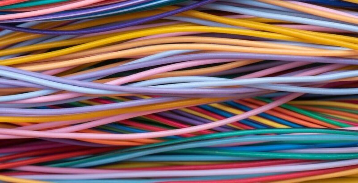 Wpływ rzepowych opasek z logo na efektywność zarządzania kablami