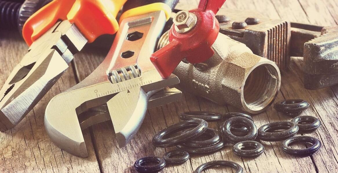 Jakie korzyści przynoszą przepływowe korki przy naprawach kanalizacyjnych?