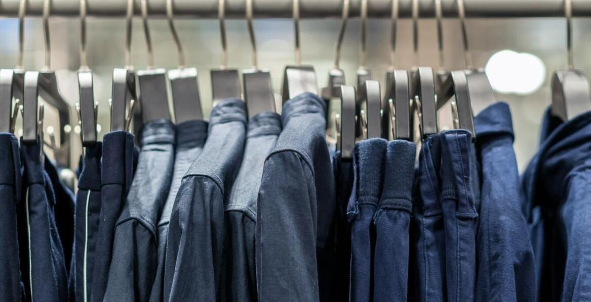 Jakie czynniki wpływają na trwałość roboczych kompletów ubrań?