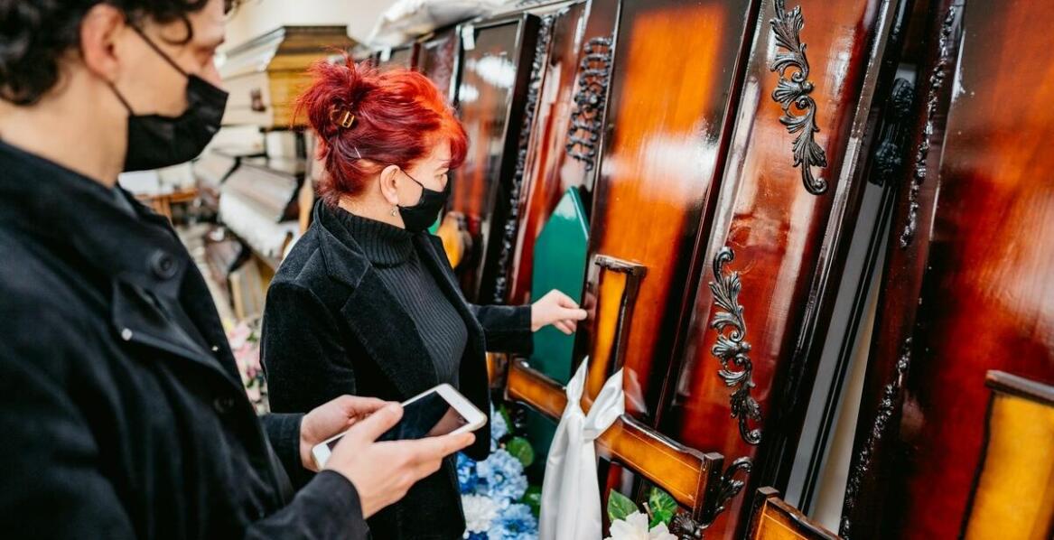 Różnorodność trumien i urn – co proponuje Dom Pogrzebowy Sokół?