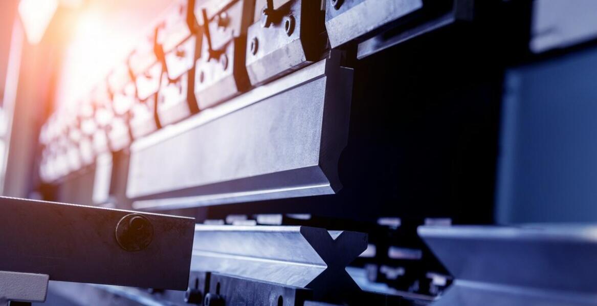 Jak montaż pras przyczynia się do redukcji operacyjnych kosztów?