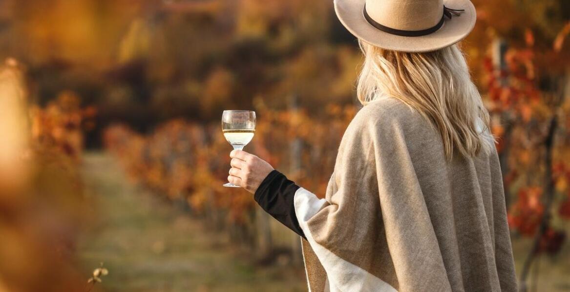 Damskie narzutki – modne rozwiązania na chłodniejsze dni