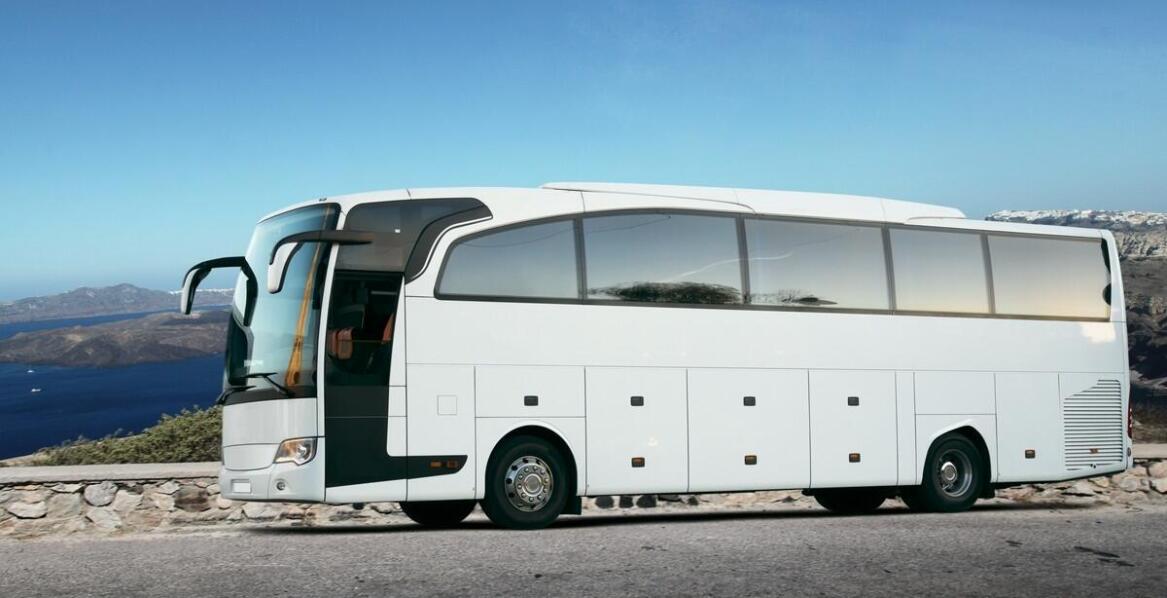 Jakie są opcje oszczędności przy wynajmie busa dla grupy 30-osobowej?