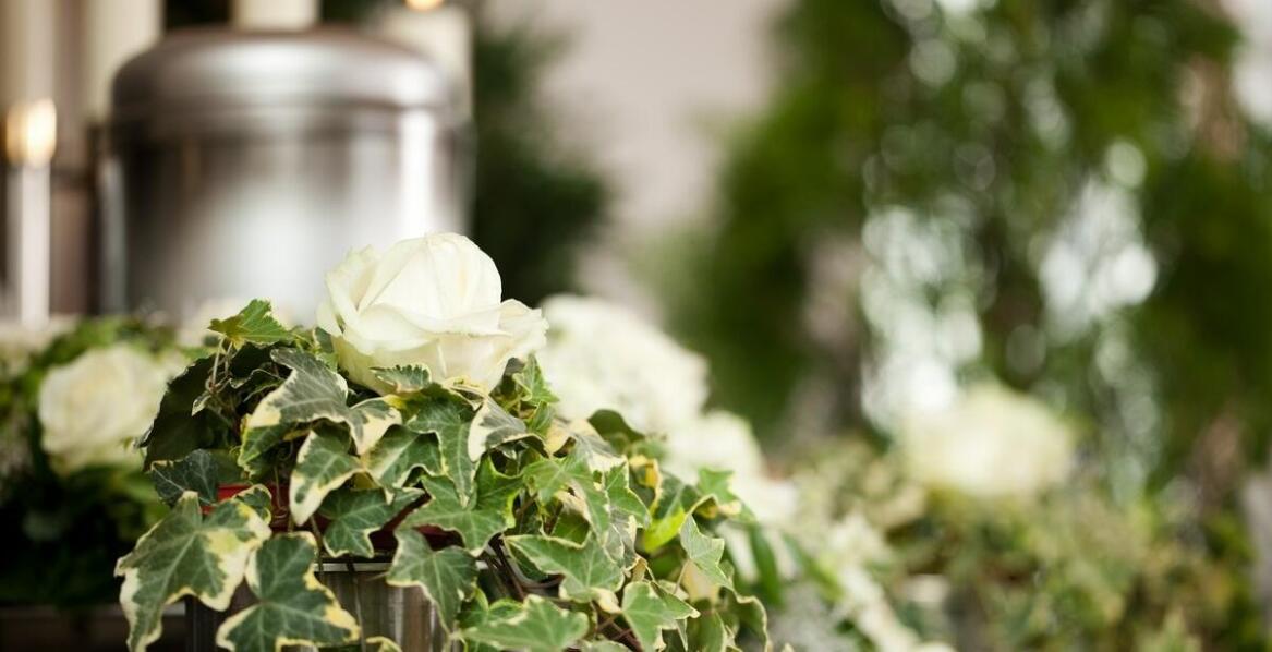 Wybór odpowiednich wieńców i stroików do ceremonii kremacyjnej