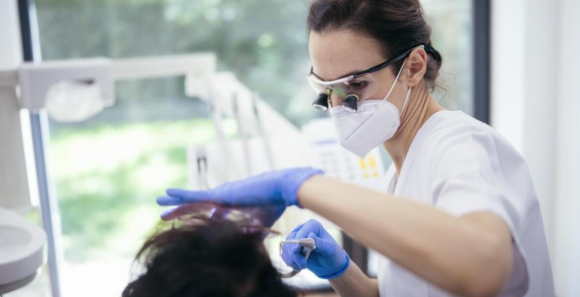 Jak dentyści dbają o bezpieczeństwo pacjentów podczas wybielania zębów?