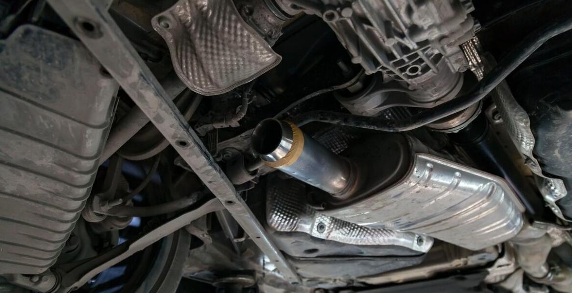 Jak naprawa tłumików może wpłynąć na emisję spalin?