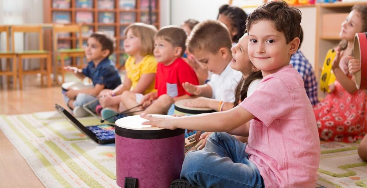 Jak śpiew i rytmika pomagają w nauce języka angielskiego dla przedszkolaków?