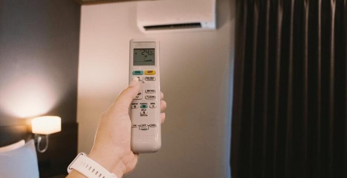 Zalety pobytu w klimatyzowanych pokojach w trakcie upalnych dni