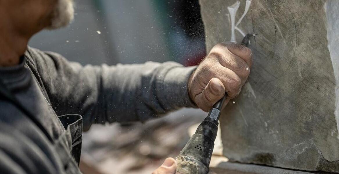 Ręczne rzeźbienie a trwałość i estetyka granitowych nagrobków