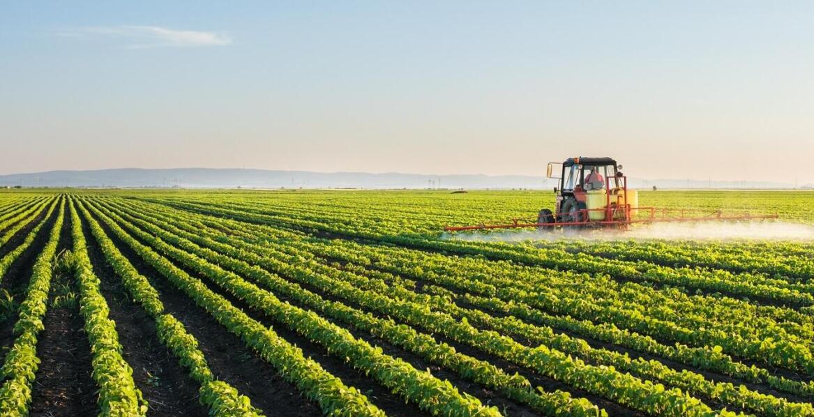 Rola technologii GPS w zwiększeniu precyzji pracy polowych opryskiwaczy