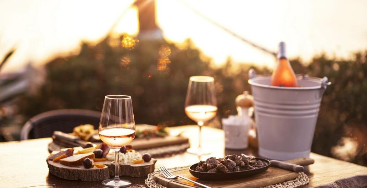 Wieczorne rejsy po Wiśle: jak smakują przysmaki śródziemnomorskie?