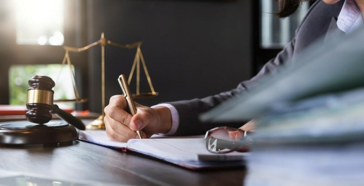 Prawo cywilne: Jak skutecznie dochodzić roszczeń z umów przy pomocy prawnika?