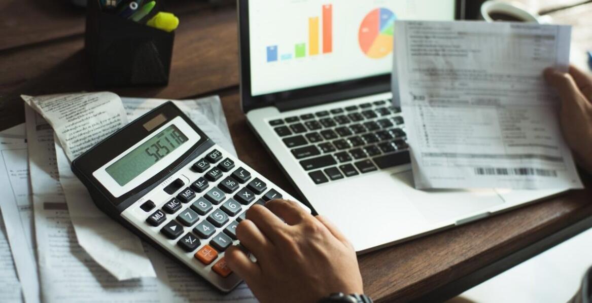 Jakie czynniki wpływają na wybór firmy do przeprowadzek?