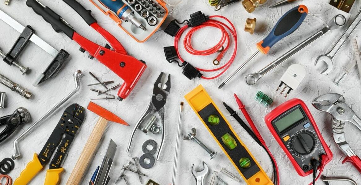 Wybór odpowiednich ręcznych narzędzi – co oferuje rynek BHP?