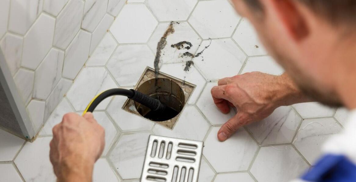 Zmniejszanie ryzyka awarii dzięki regularnemu czyszczeniu kanalizacji.