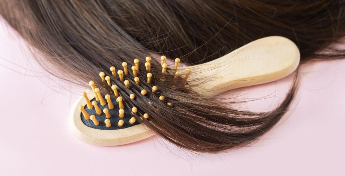 Rola szczotek i grzebieni w codziennej pielęgnacji włosów: co wybrać?