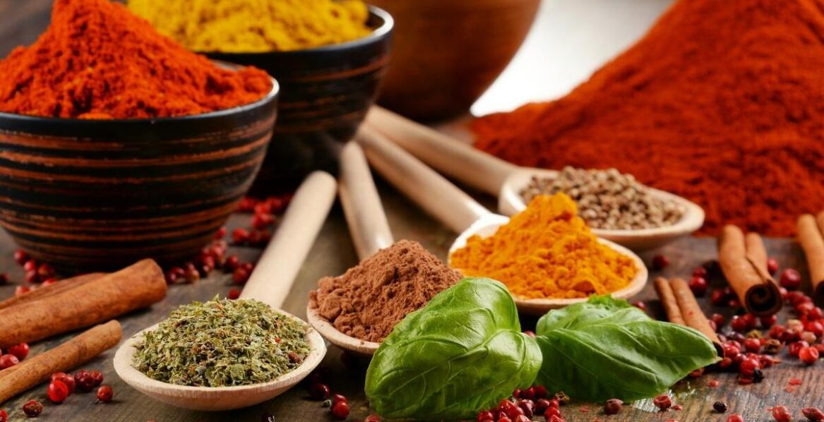 Naturalne przyprawy a kulinarne eksperymenty – jak odkrywać nowe smaki?