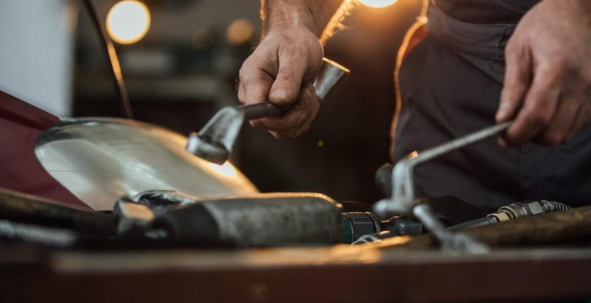 Jakie elementy składają się na kompleksową naprawę tłumików?