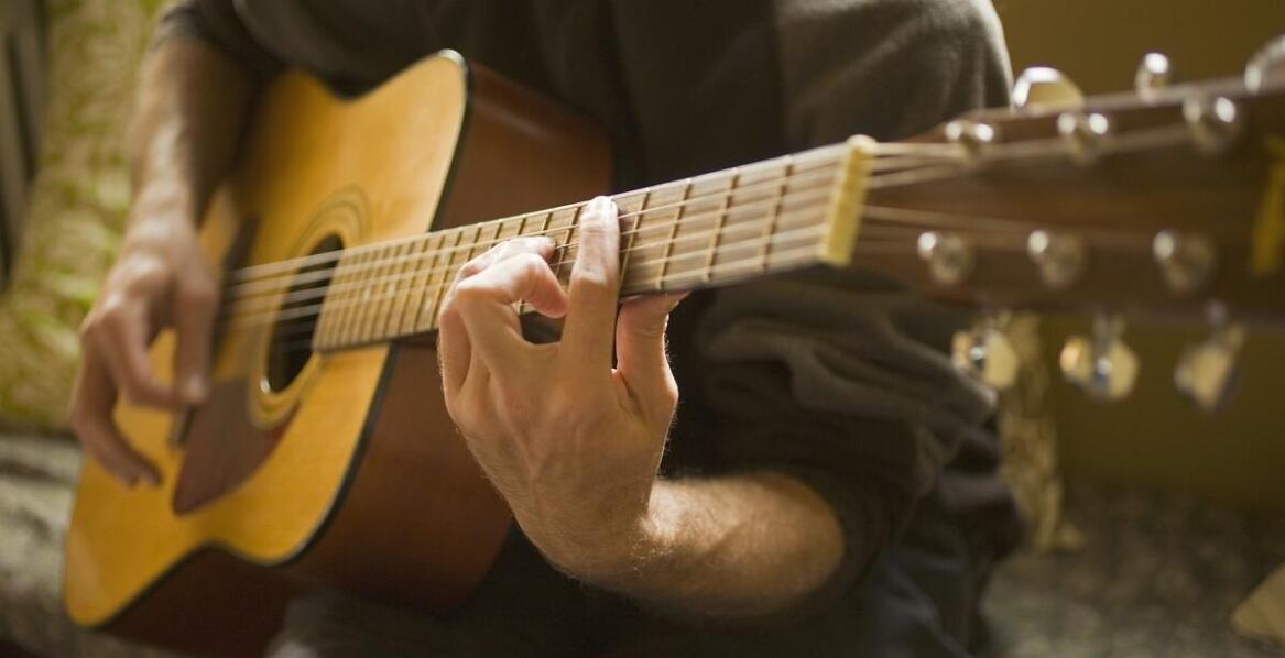 Dlaczego warto rozpocząć naukę gry na gitarze w Białymstoku jako dorosły?