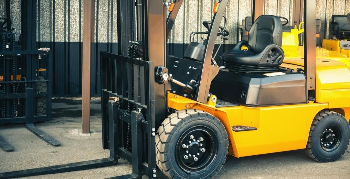 Zalety wynajmu spalinowych i elektrycznych wózków w kontekście długoterminowym