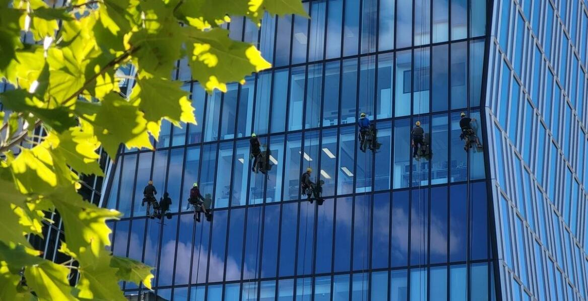 Jakie są najważniejsze aspekty mycia okien w komercyjnych budynkach?